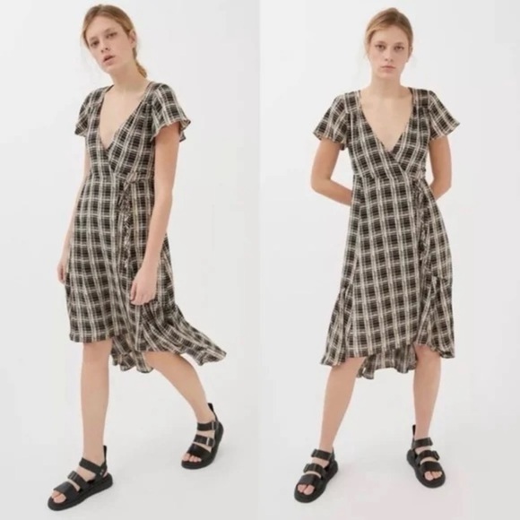 URBAN OUTFITTERS • Black and Cream Plaid Print Wrap Midi Dress • Small - Picture 12 of 13